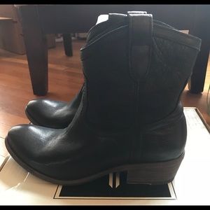 NWB Frye Carson Shortie Black 9.5.